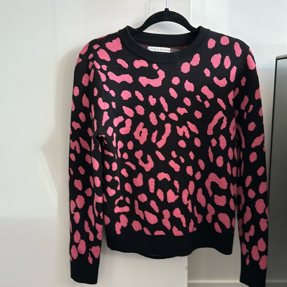 Alice + Olivia Pullover
Black & Pink
Size M99% Wool, 1% Elastane